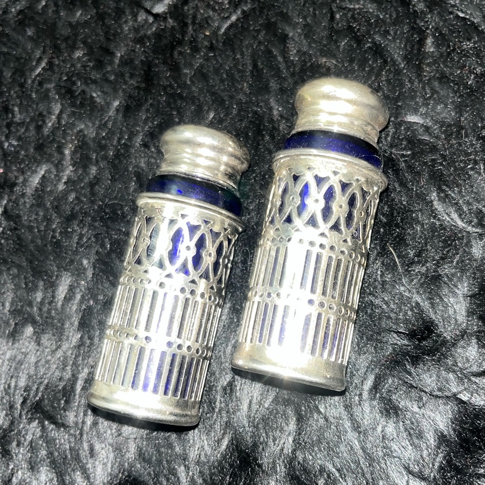 Vintage 1950’s silver-plated blue glass salt and pepper shakers - Picture 2 of 3
